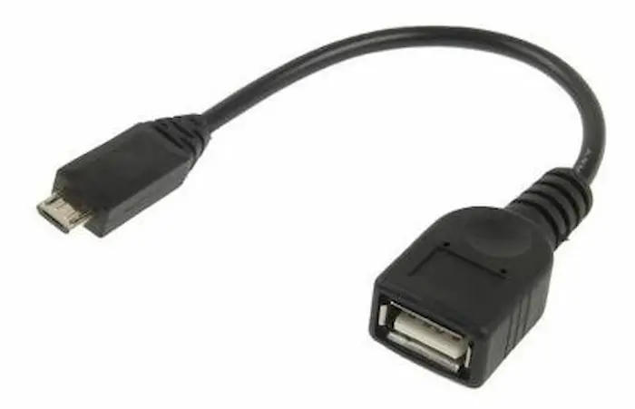 Adaptador USB OTG para conectar un mando al móvil por cable.