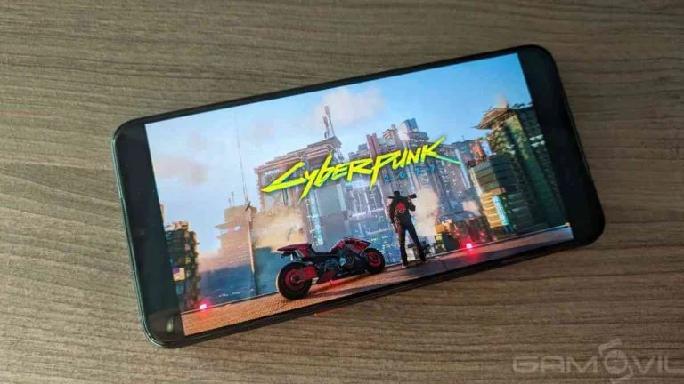 Fotografía de un móvil con una imagen de Cyberpunk 2077