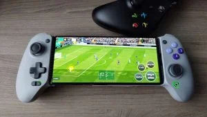 Jugando a EA Sports FC Mobile con mando