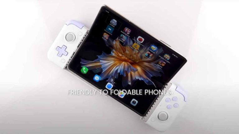 Foto del mando GameSir X2s con un móvil plegable.