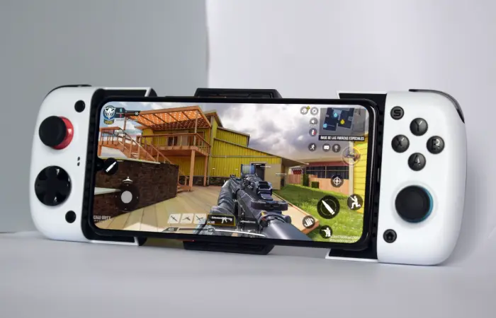 Fotografía del mando GameSir X3 Type-C con el juego Call of Duty: Mobile