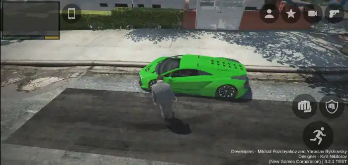 Captura del APK de GTA 5 de Softonic, con un superdeportivo verde