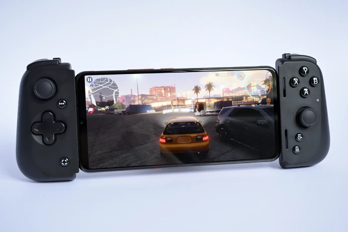 Foto frontal del Razer Kishi V2 con un móvil colocado y un juego