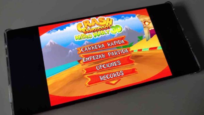 Foto de un móvil Android ejecutando el juego Crash Crash Bandicoot Nitro Kart 3D con el emulador touchHLE